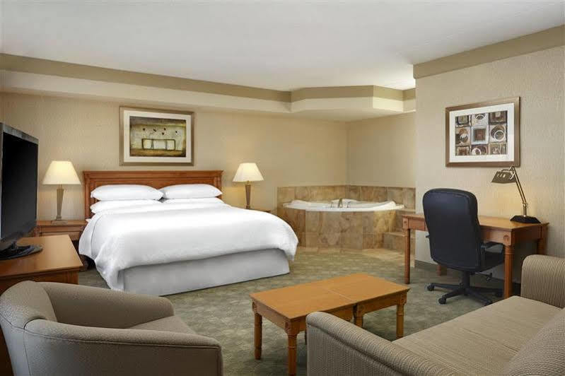 Four Points By Sheraton Kitchener-Уотърлу Екстериор снимка